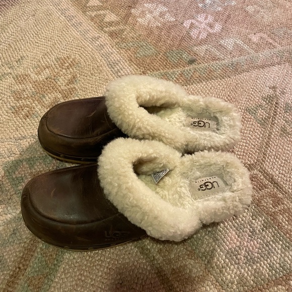UGG CLOGS - Picture 2 of 5